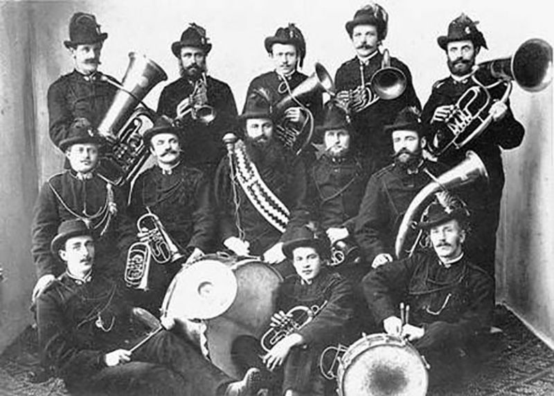 Die erste „Musikuniform“